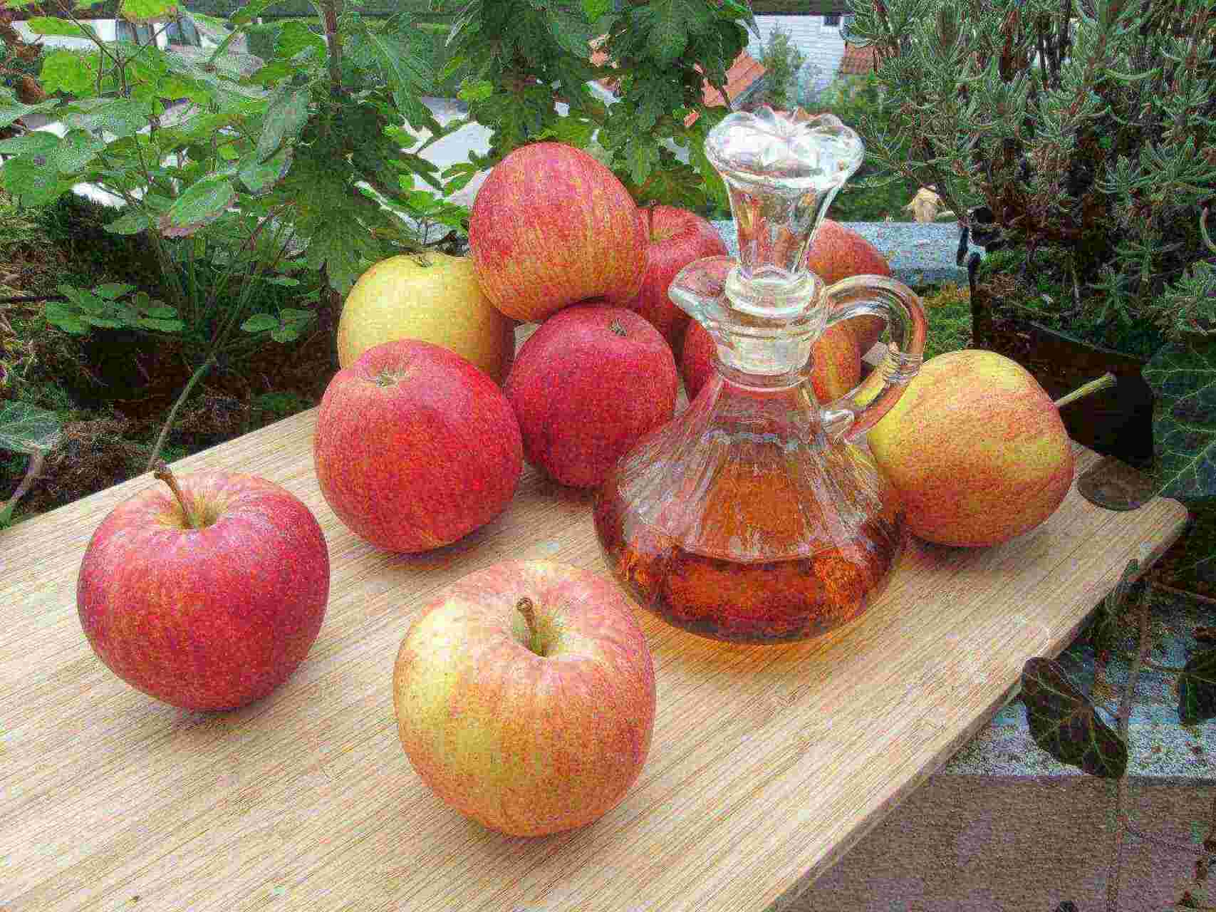 photo of apple vinegar via pixabay  