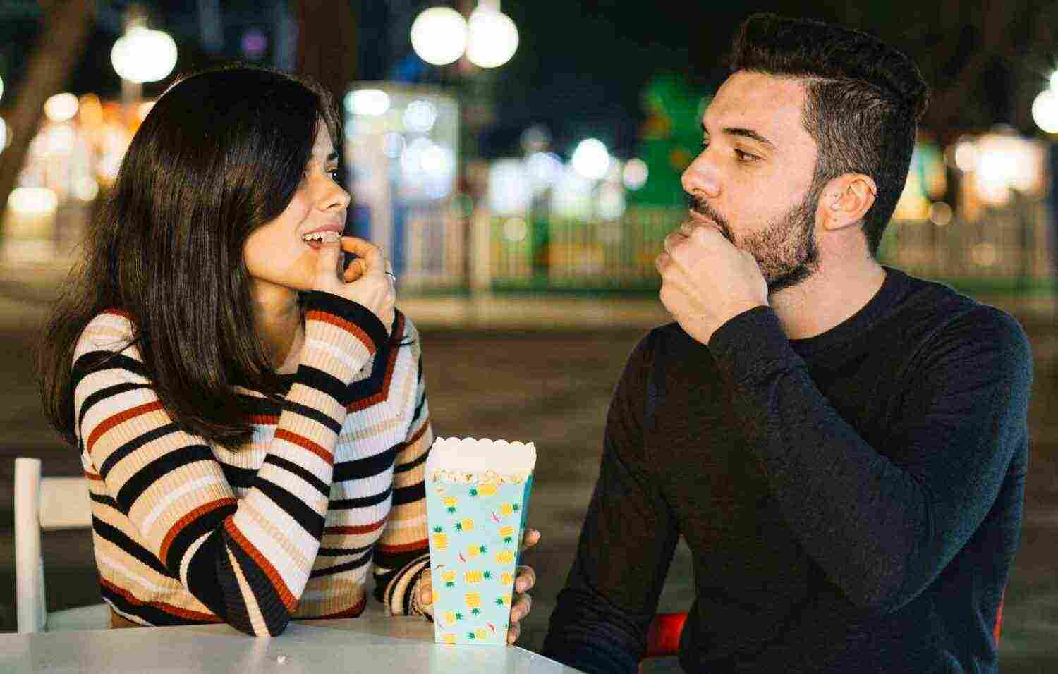 couple eating theme park e1685109386913