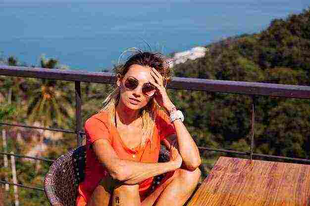 fit tanned tattooed caucasian european woman with sport body abs jean shorts red orange shirt 343596 3064