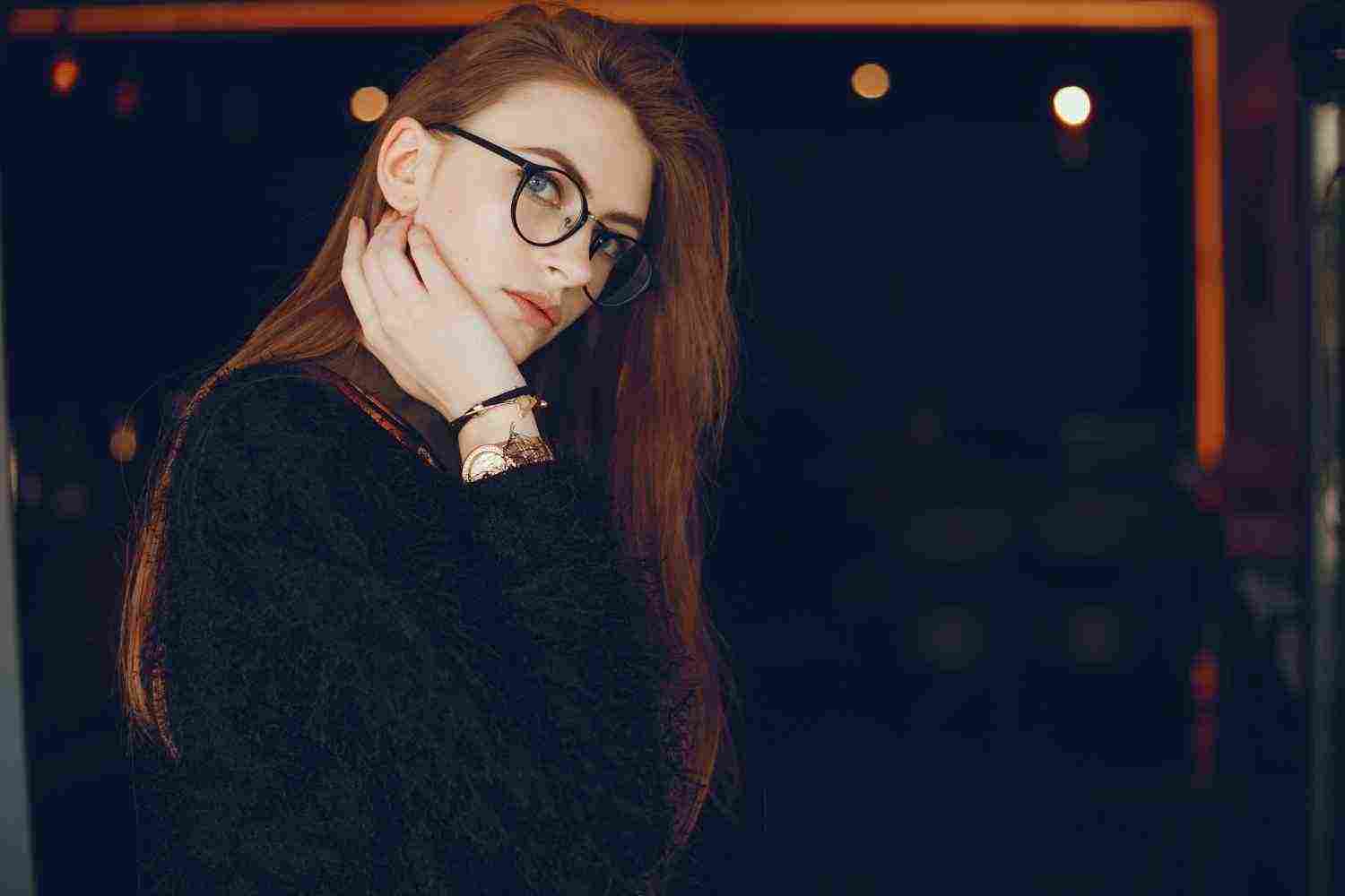 fashionable girl cafe