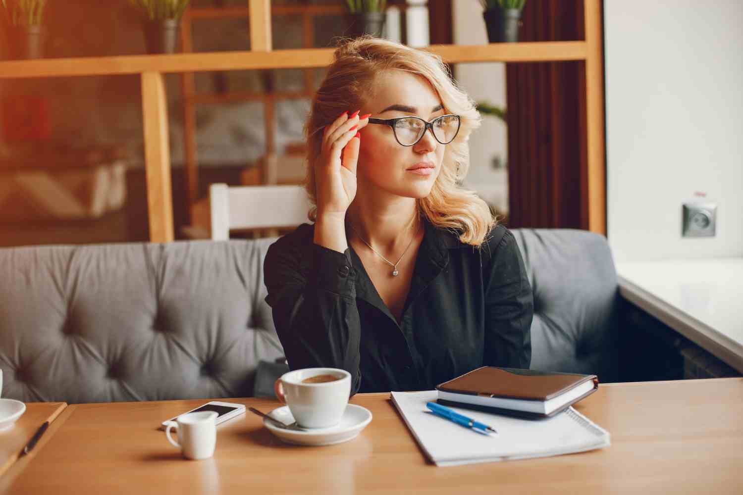 businesswoman caffe