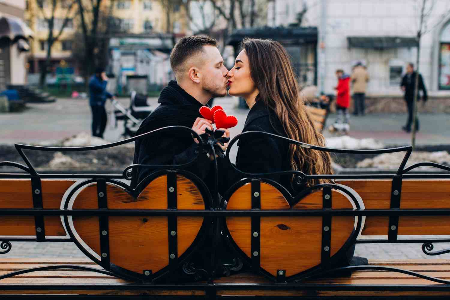 kissing romantic couple bench