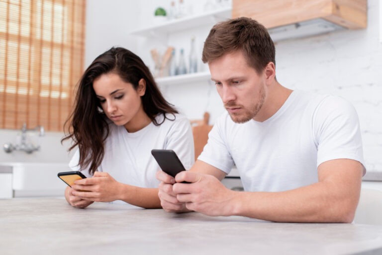 Terrible Ways Cell Phones Destroy Marriages