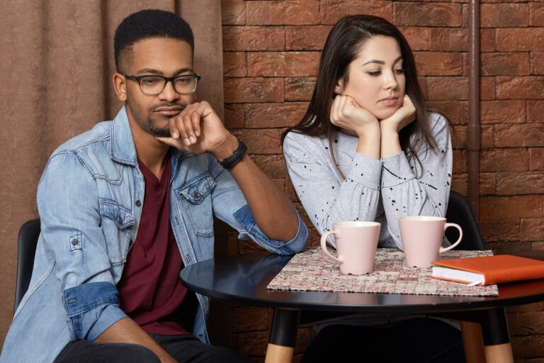 Body Language Signs She Doesn’t Like You