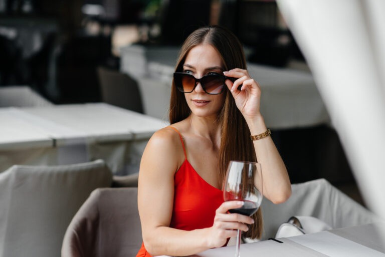 Body Language Signs A Girl Is Lusting After You