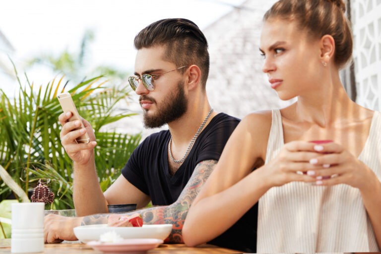 Signs You're On A Date With A Highly Narcissistic Man, Even If He Seemed Charming