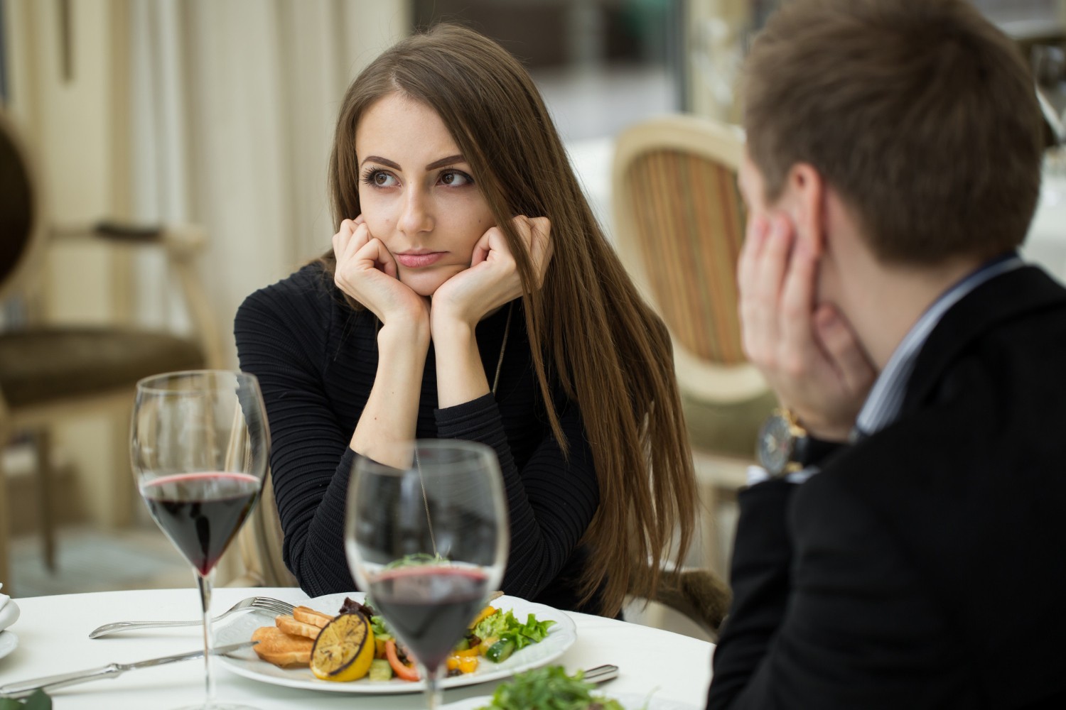 Worst Mistakes Guys Make On Dates That Women Hate