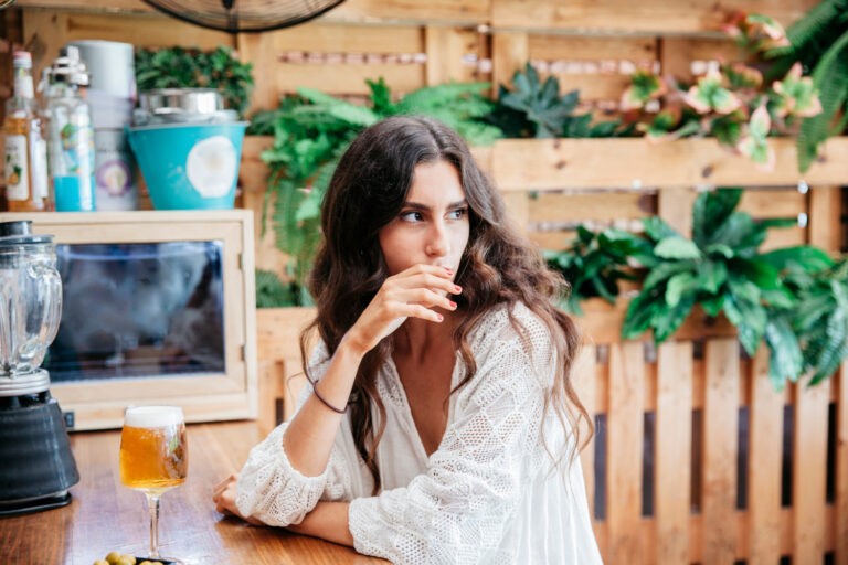 Never Date a Girl Who Does These 5 Things
